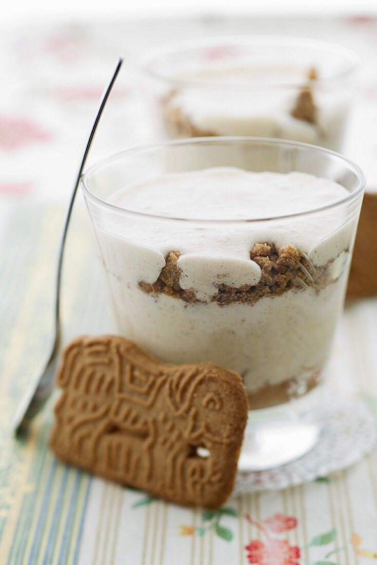 White chocolate mousse with gingerbread