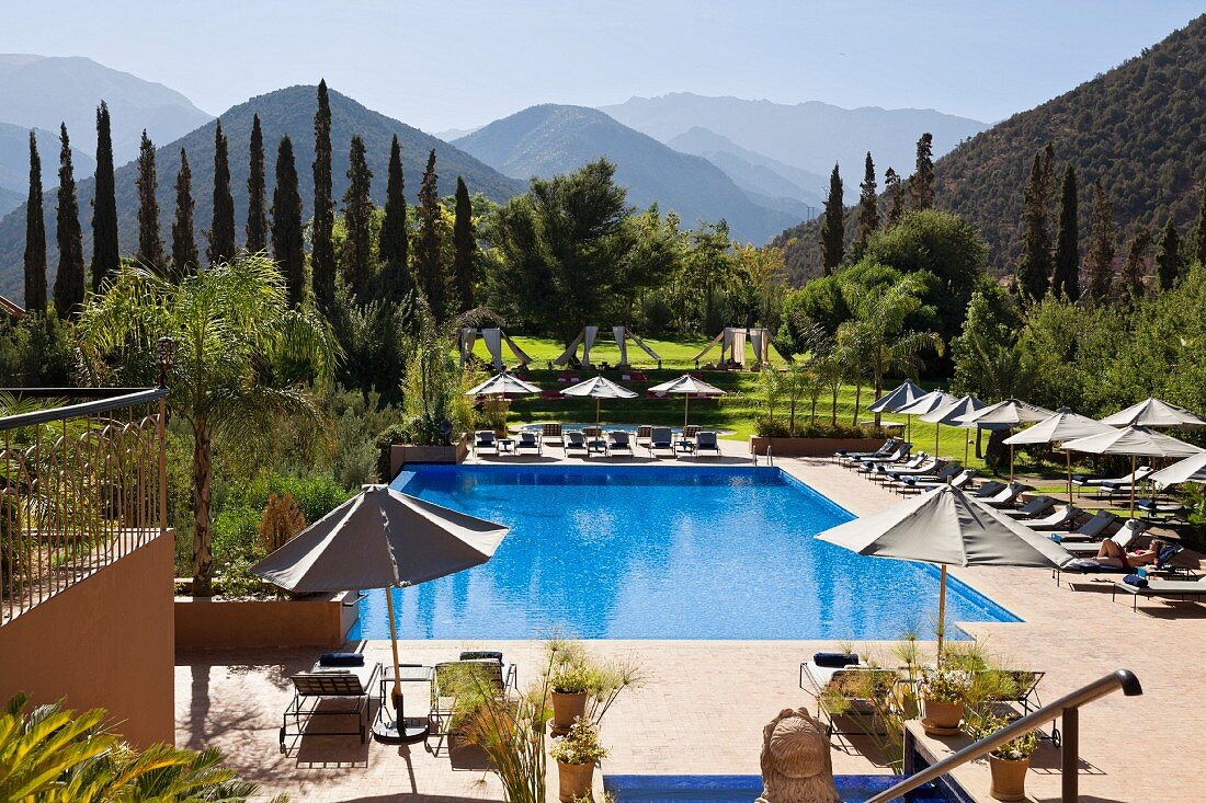 Kasbah Tamadot, Hotelanlage mit Pool bei Asni , Blick auf das Atlas Gebirge, Marrakesch, Marokko