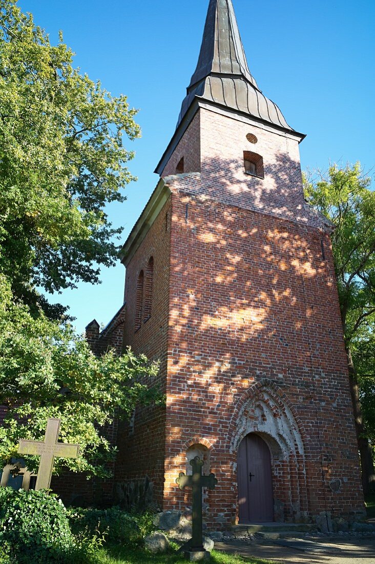 Dorfkirche mit historischem Friedhof, Mellenthin auf der Insel Usedom, Mecklenburg-Vorpommern
