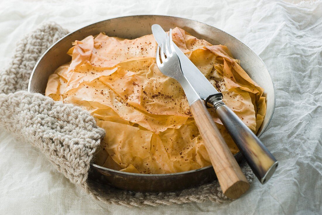 Vegetarische Pastilla mit wildem Reis, Spinat, Pinienkernen und Rosinen