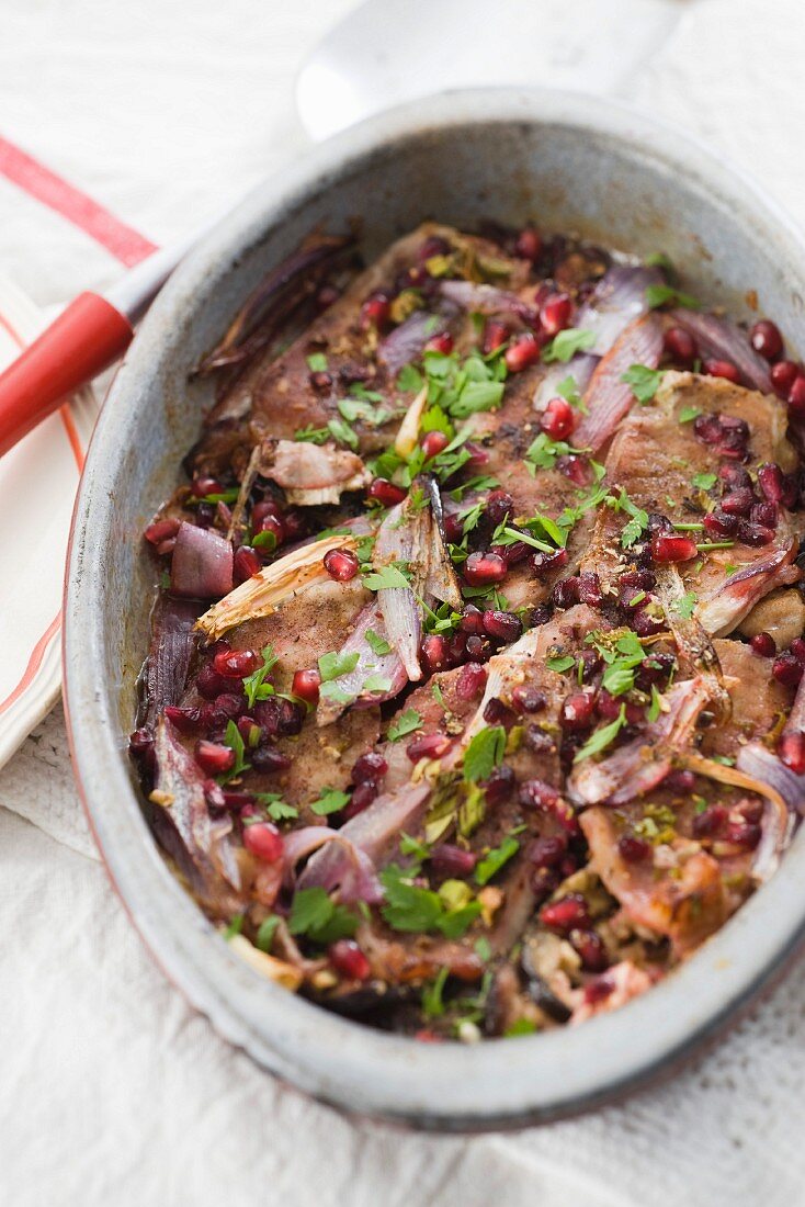 Schweinefleisch mit roten Zwiebeln und Granatapfelkernen