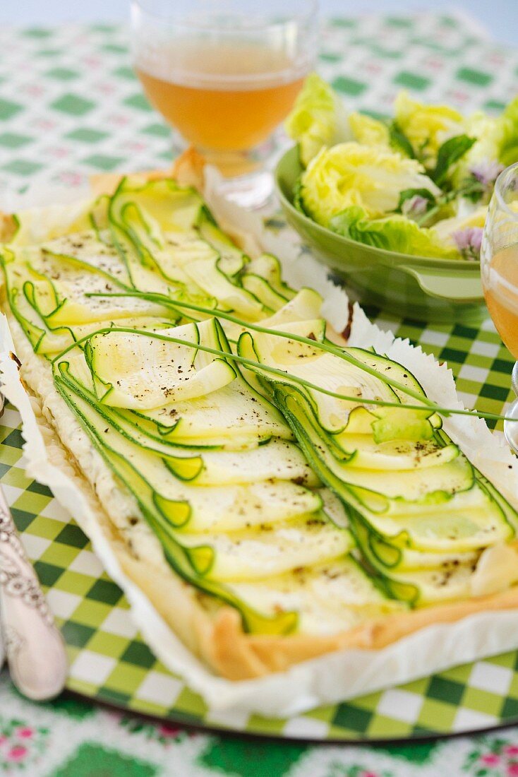 Zucchini-Ziegenkäse-Kuchen mit gemischtem Salat