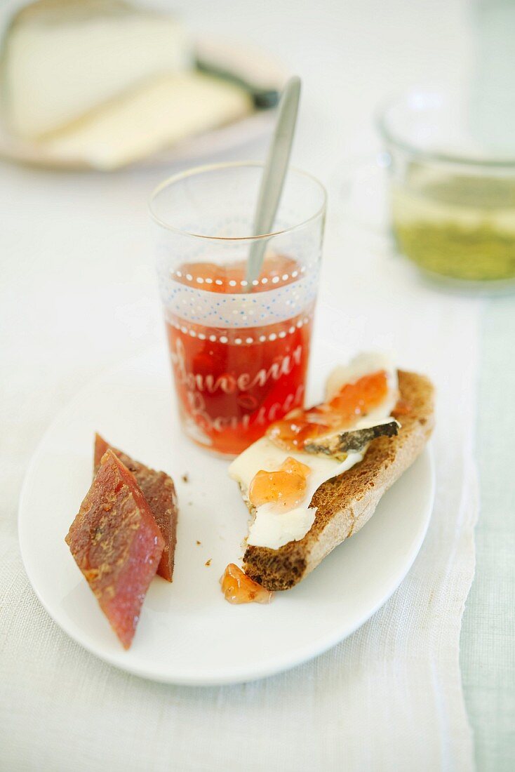 Brot mit Käse und Quittenmarmelade zum Tee; dazu Quittenbrot