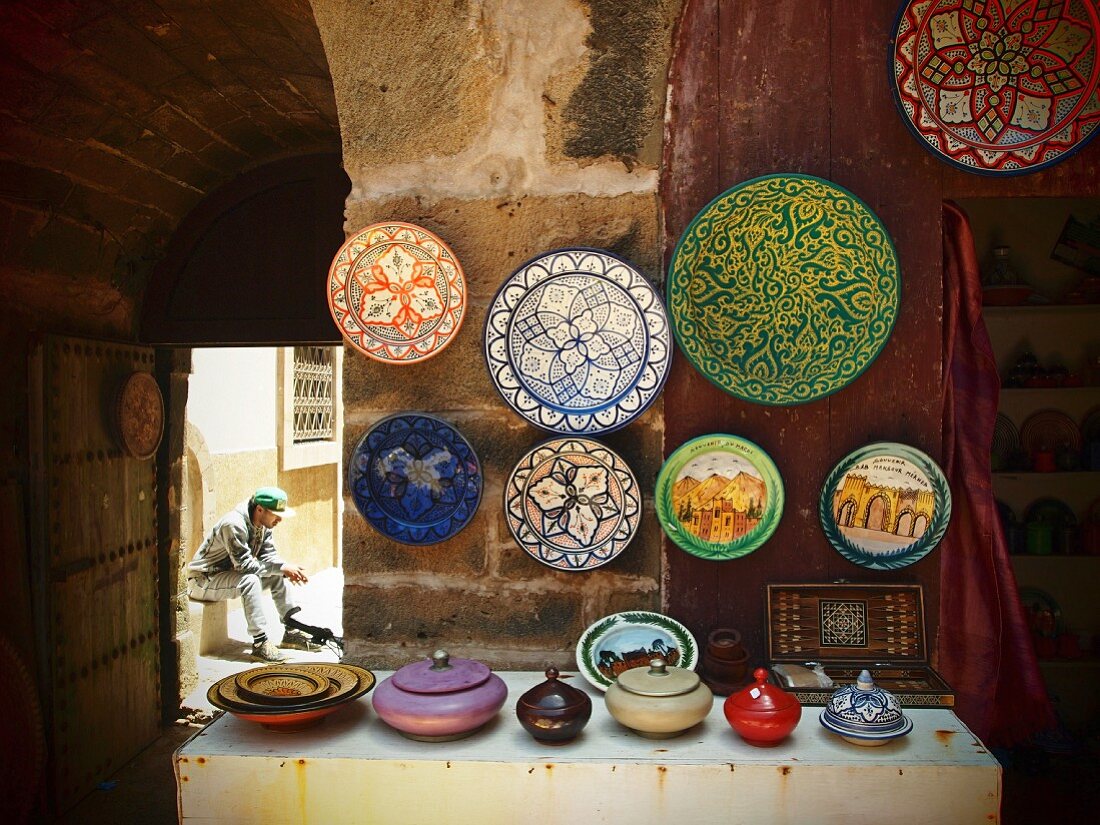 Kunsthandwerkliche Gegenstände werden in der Medina von Essaouira, Marokko, angeboten