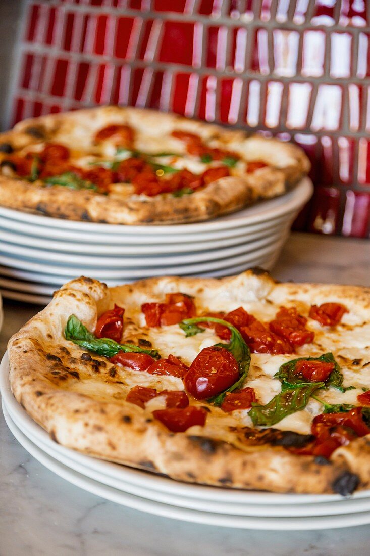 Pizza Margherita mit Piennolo Tomaten