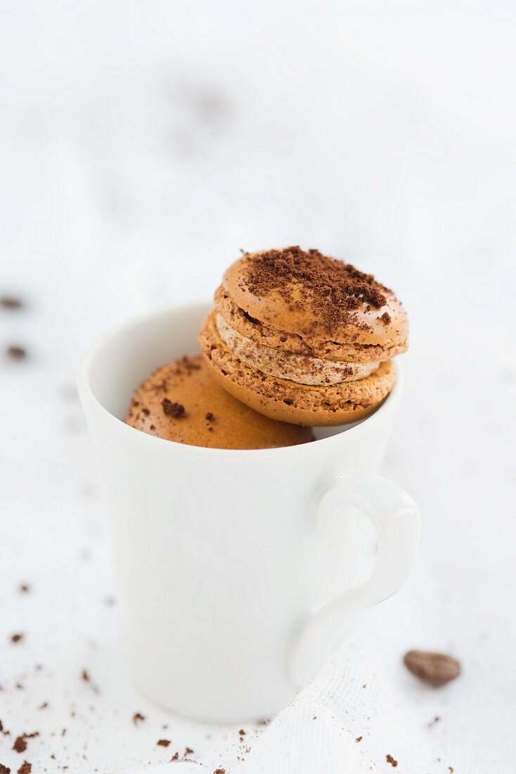 Kaffee-Macarons in Tasse