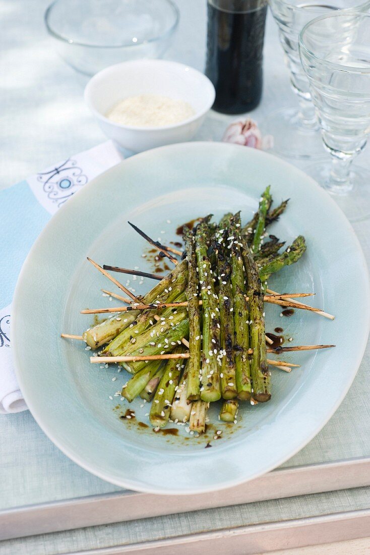 Grilled asparagus with sesame seeds