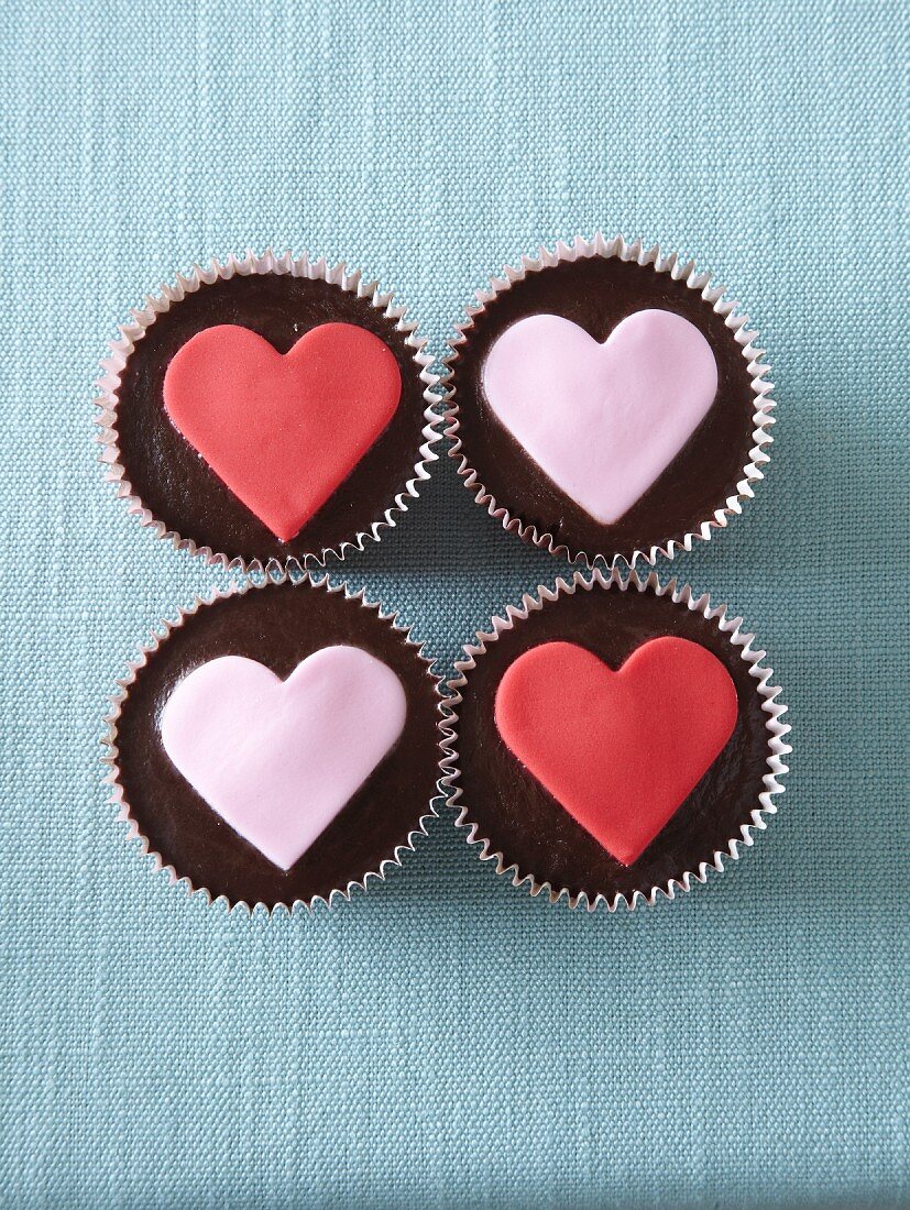 Schokoladencupcakes mit Fondantherzen zum Valentinstag