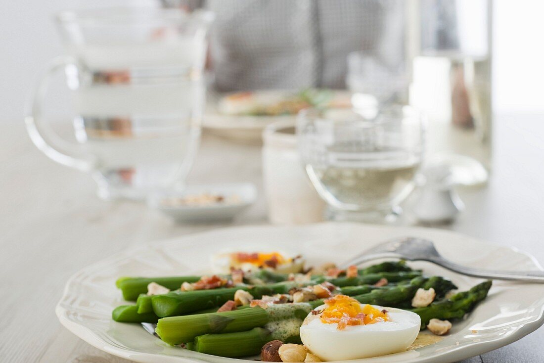 Asparagus with hazelnuts and bacon