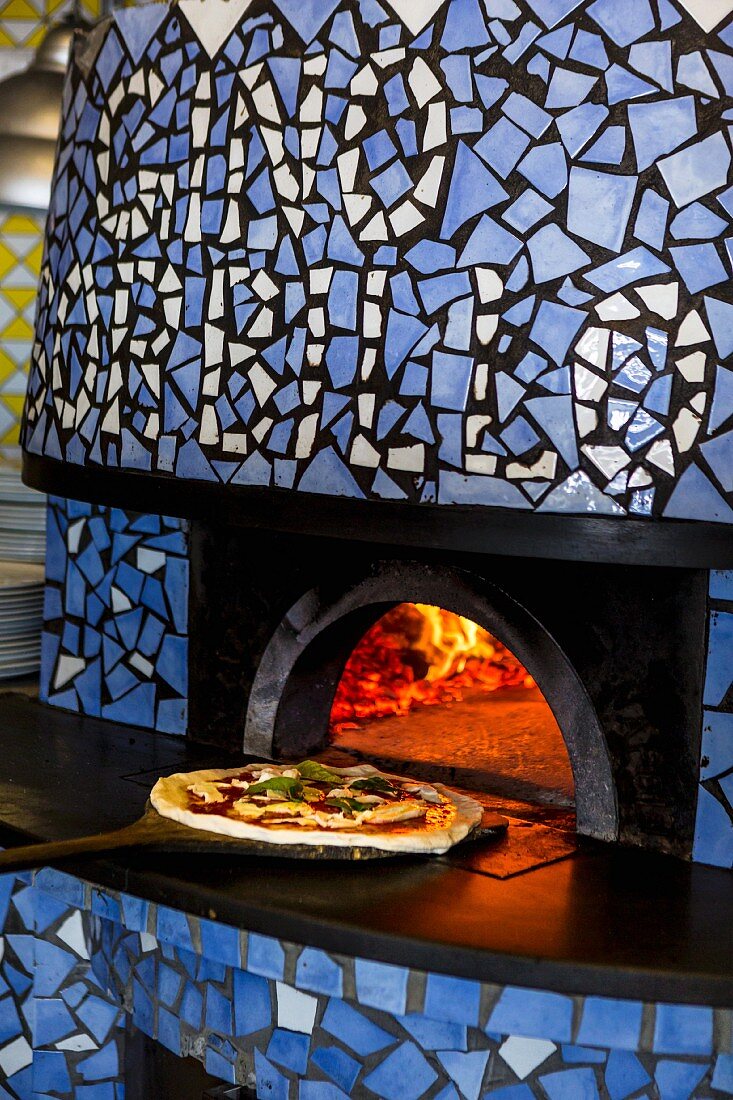Pizza Margerita in den Ofen schieben (Pizzeria Sorbillo, Neapel, Italien)
