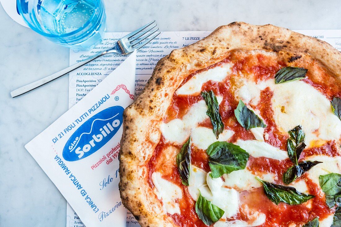 Pizza Margerita auf der Speisekarte (Pizzeria Sorbillo, Neapel, Italien)