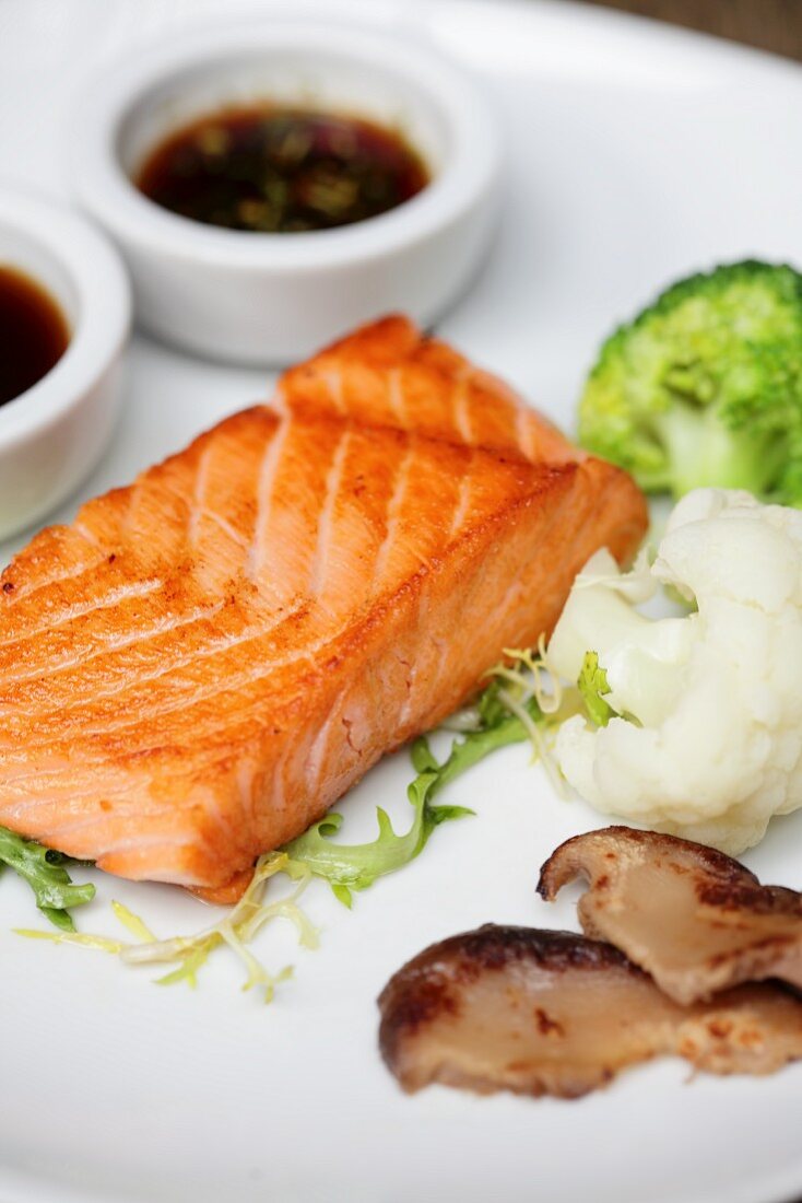 Grilled salmon fillet with vegetables and soy sauce