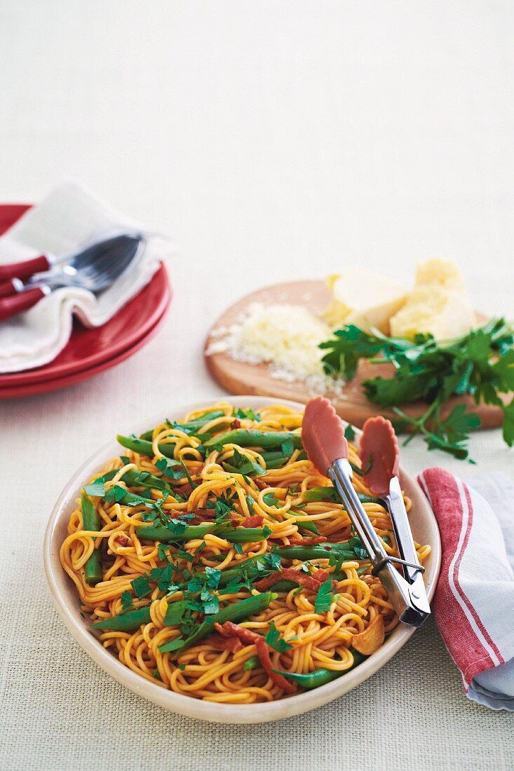 Spaghetti with green beans, bacon and chilli