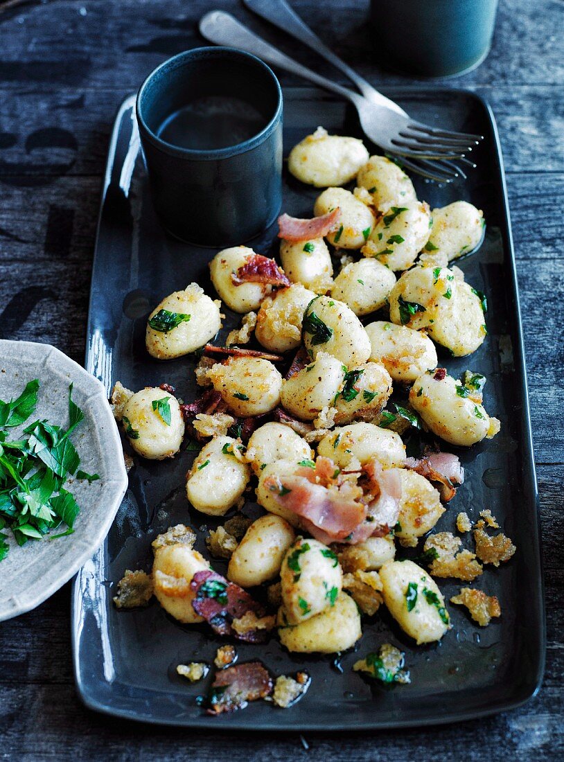 Kartoffelklösschen mit knusprigem Paniermehl und Speck