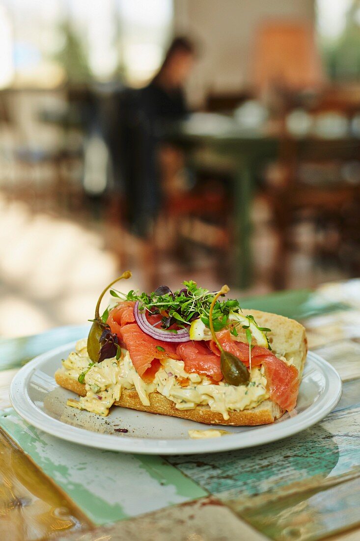 Baguette-Sandwich mit Selleriesalat und Räucherlachs