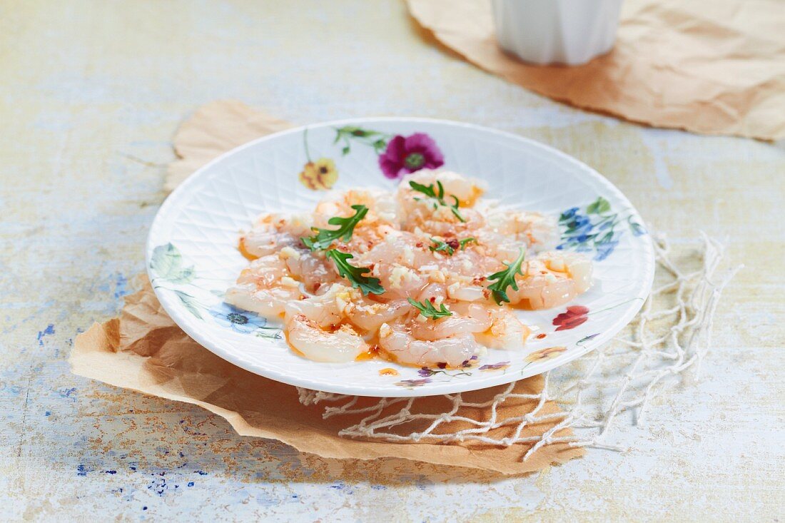 Garnelen-Carpaccio mit Knoblauch, Paprika und Rucola