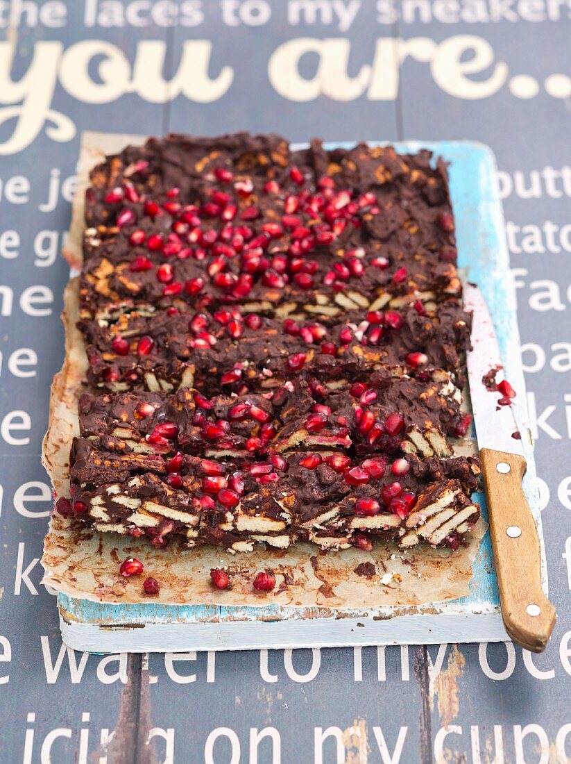 Schokoladenkuchen mit Keksen und Granatapfelkernen