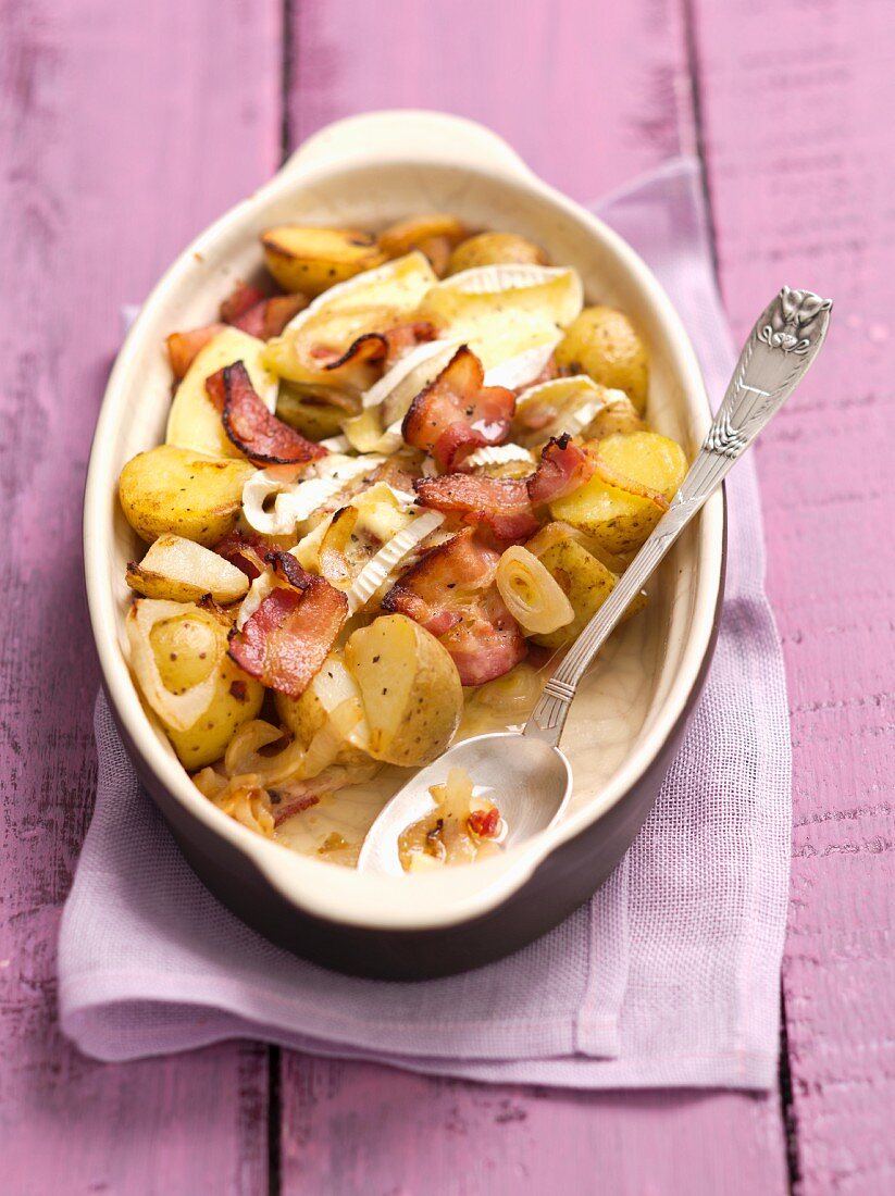 Kartoffelauflauf mit Speck, Zwiebeln und Camembert