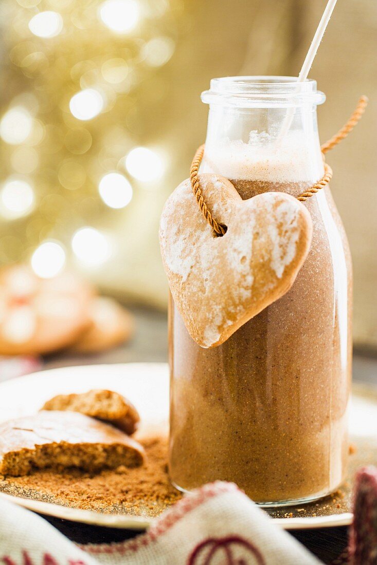 A gingerbread smoothie in a glass bottle (Christmas)