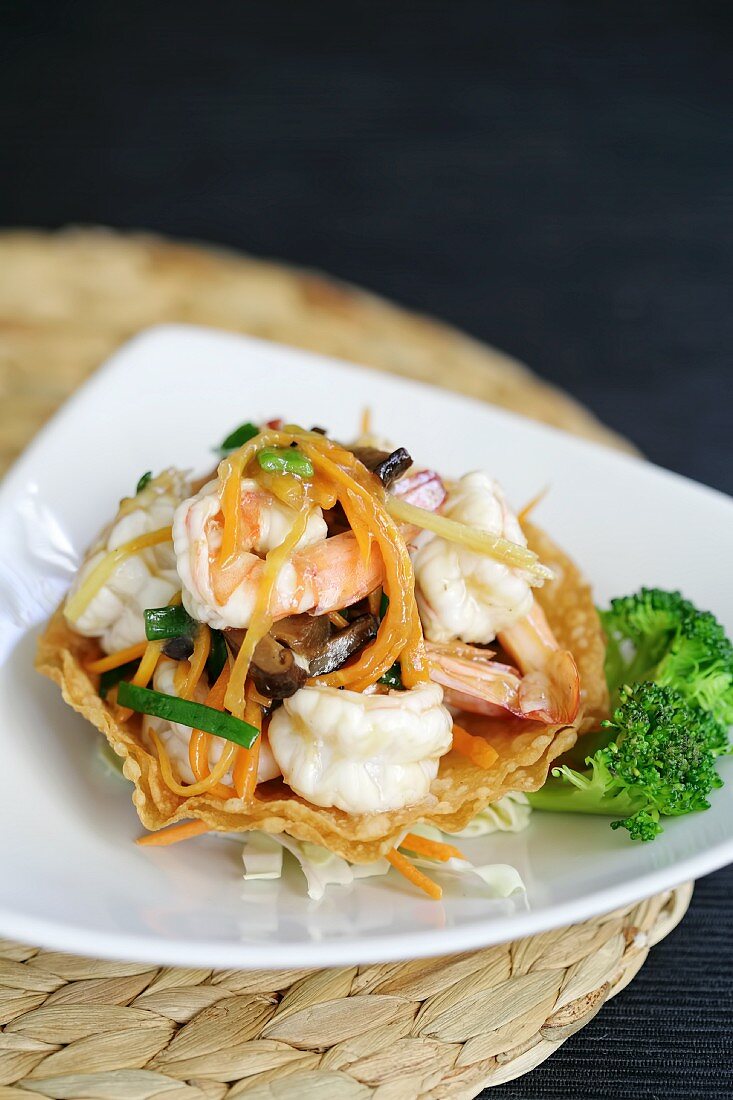 King prawn salad with carrots and bean sprouts