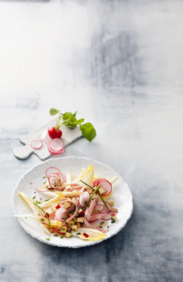 Radieschensalat mit Äpfeln und Chicorée