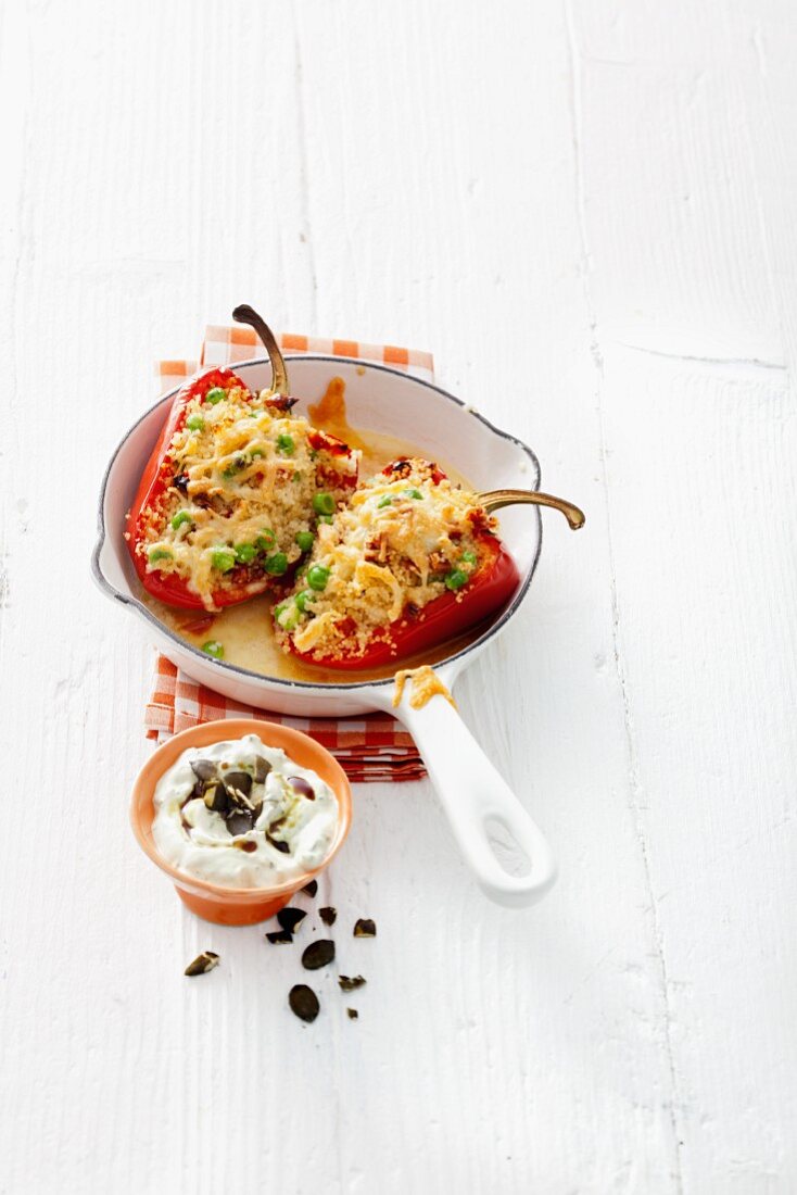 Mit Couscous, Erbsen und getrockneten Tomaten gefüllte Paprikaschoten