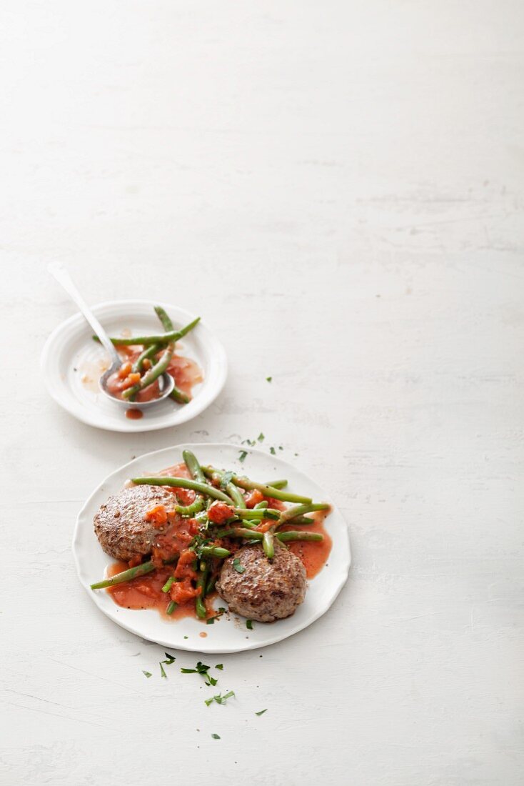 Frikadellen mit grünen Bohnen, Tomaten und Sojacreme