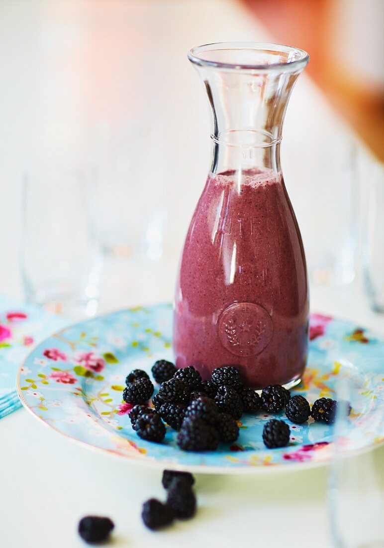 Kraft-Smoothie aus Brombeeren, Bananen, Datteln, Erdbeeren und Acaipulver