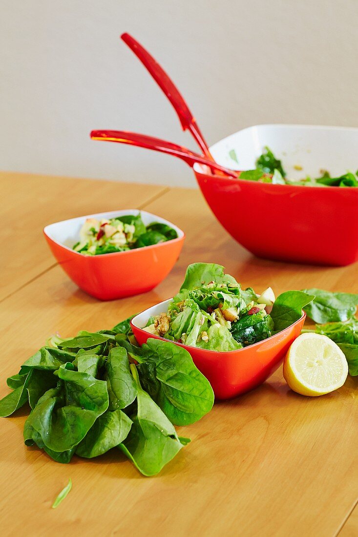 Spinach salad with goji berries, walnuts and sunflower seeds