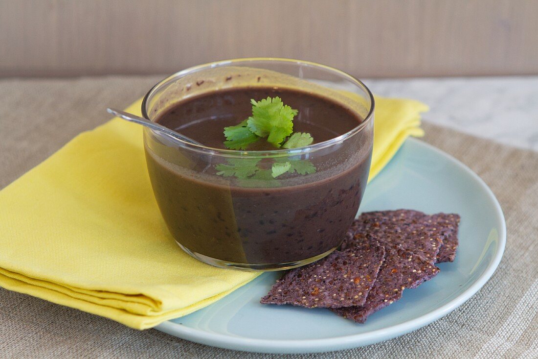 Kubanische schwarze Bohnensuppe mit Koriandergrün und Leinsamenchips