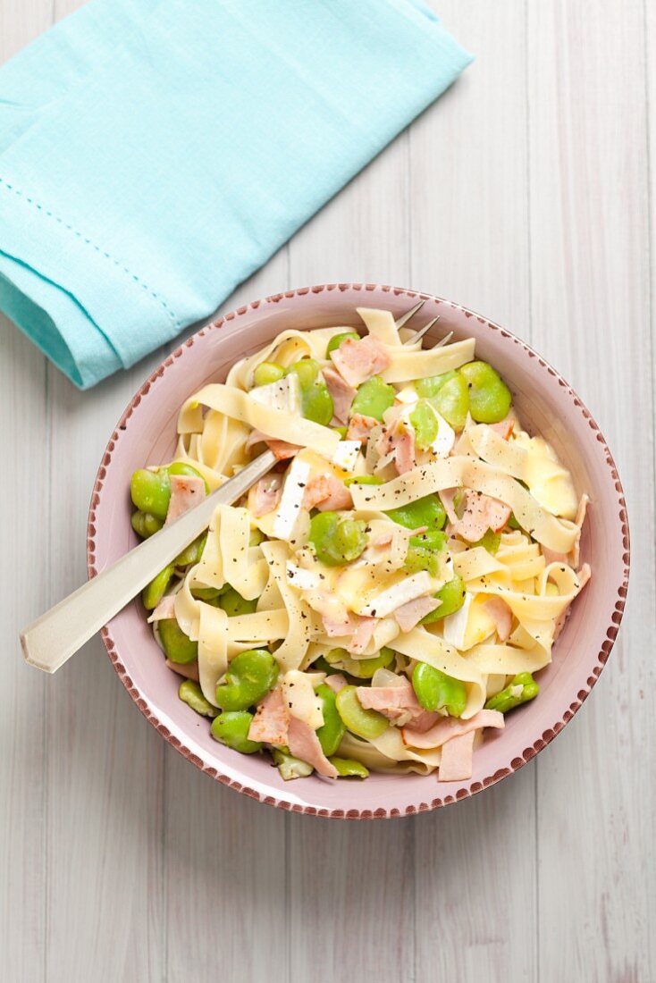 Tagliatelle mit Saubohnen, Schinken und Camembert