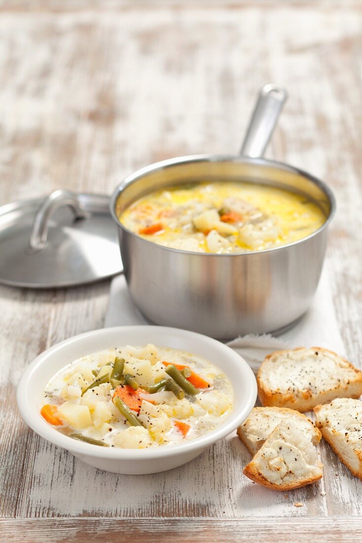 Cauliflower soup with green beans