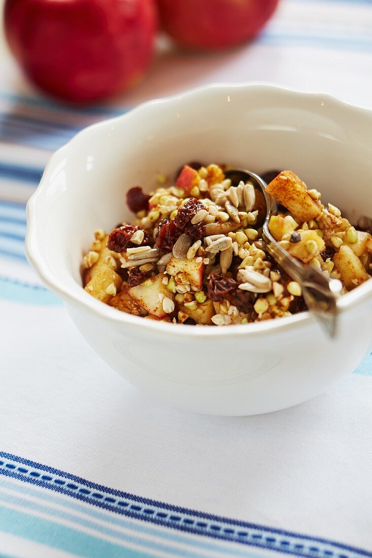 Buchweizen mit Apfel, Datteln und Rosinen zum Frühstück