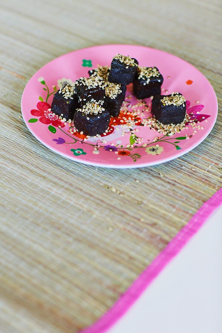 Spirulina squares made with seaweed, hemp seeds, coconut oil and honey