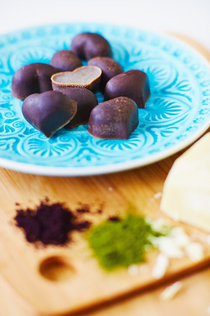 Detox truffle pralines made from cocoa butter, hemp seeds, acai and wheatgrass powder, stevia and carob powder