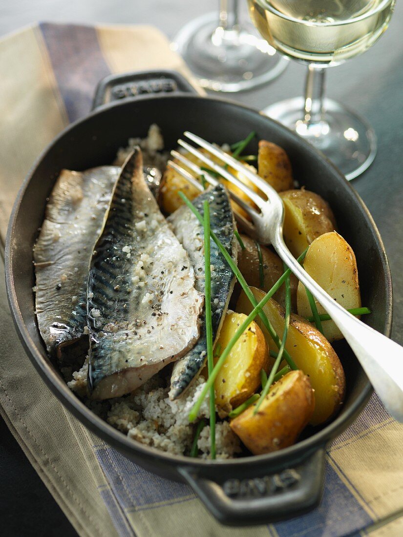 Mackerel fillets with sea salt, chives and potatoes