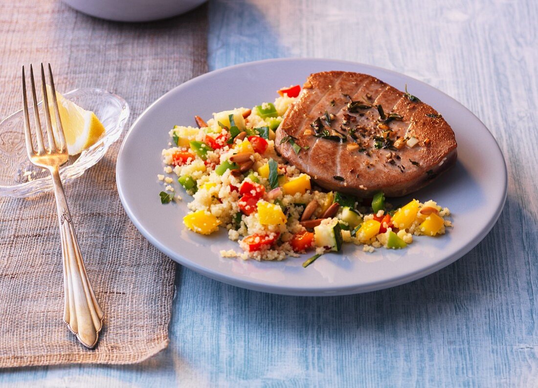 Thunfischsteak auf Couscous-Gemüse-Salat