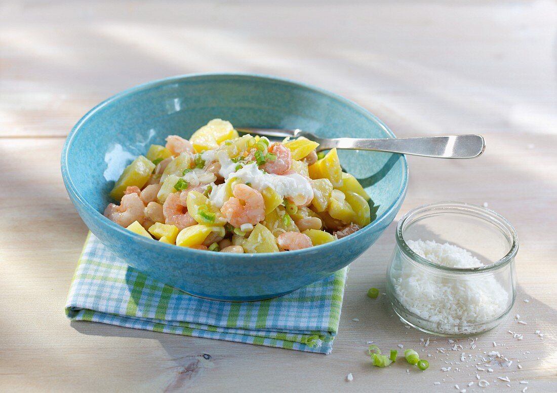 Potato salad with prawns and canellini beans