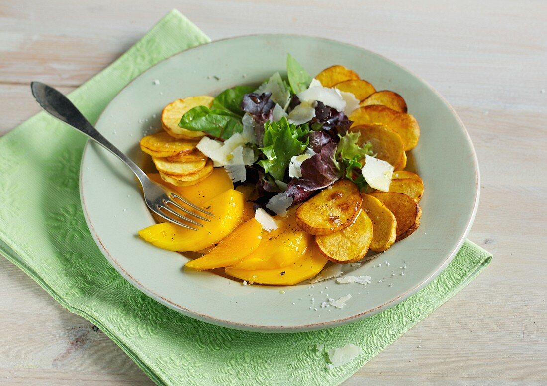 Bratkartoffel-Mango-Caprese mit frischem Salat