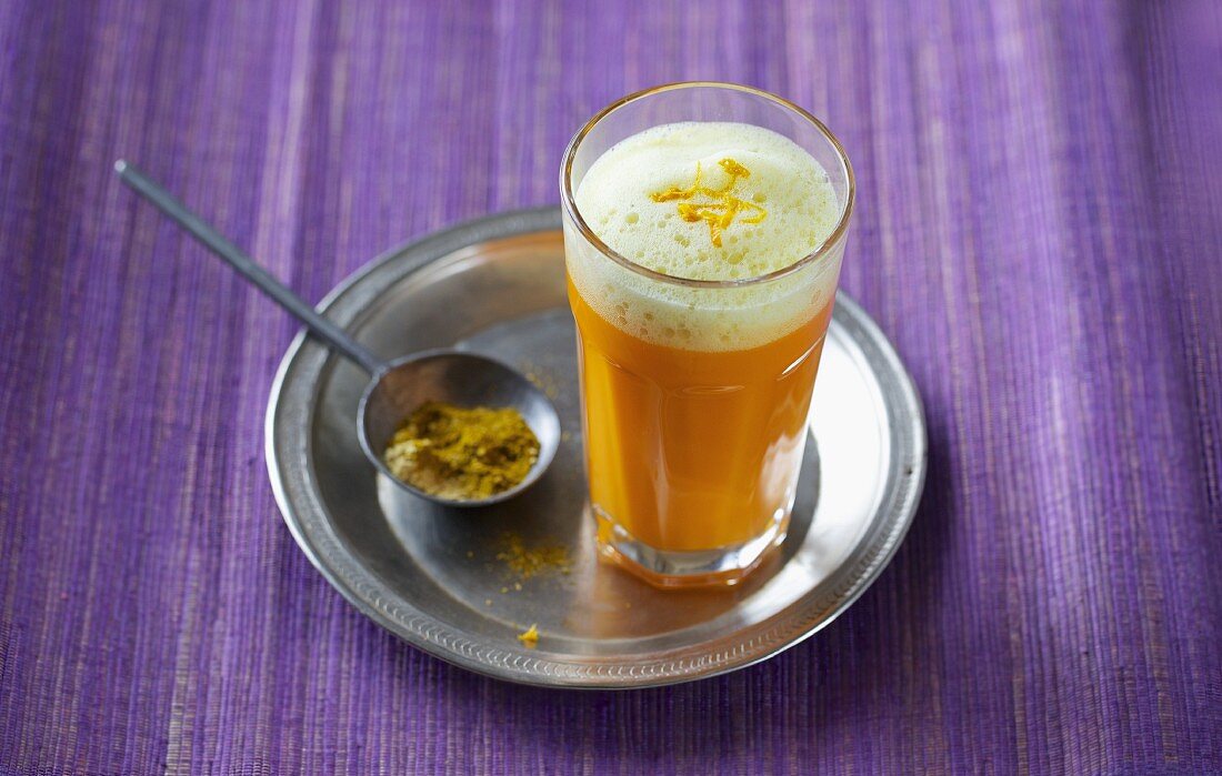 Möhrensaft mit Orange, Ingwer und Curryschaum