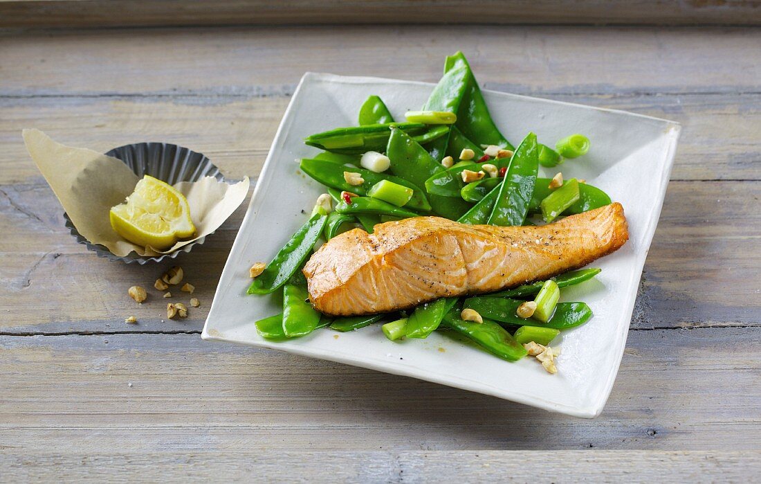 Asiatischer Zuckerschotensalat mit Lachs aus dem Ofen