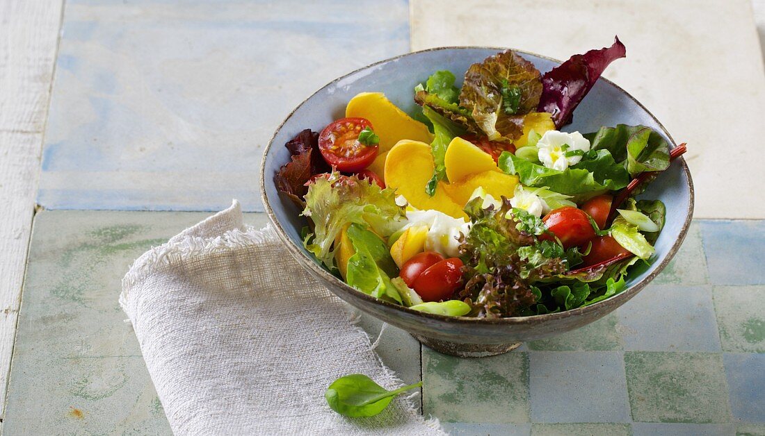 Pfirsich-Tomaten-Salat mit Büffelmozzarella