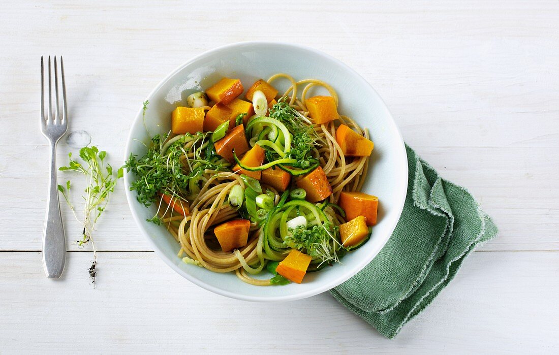 Wholemeal spaghetti with courgette strips and pumpkin sauce