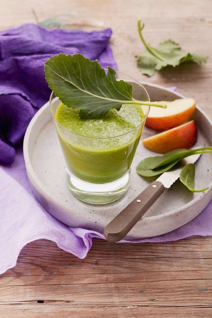 A strengthening smoothie made from bananas, apples, spinach and kohlrabi leaves