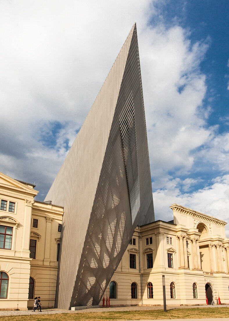 Militärhistorisches Museum in Dresden - Ein avantgardistischer Keil aus Stahl, Beton und Glas durchbricht den Prunk des neoklassizistischen Gebäudes