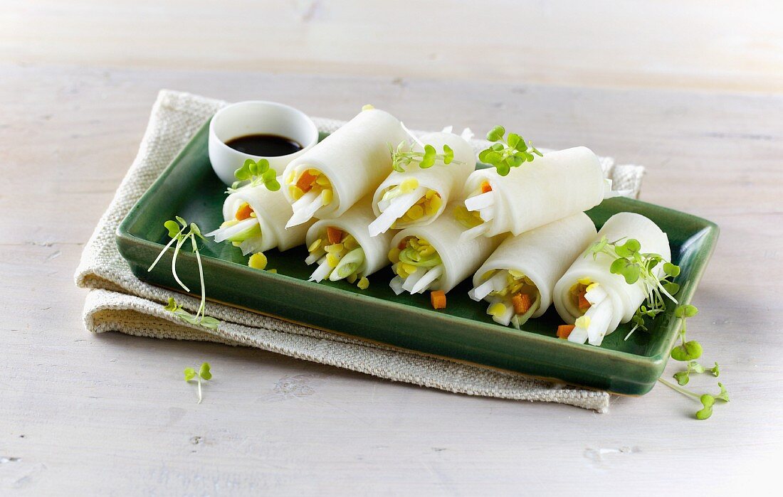 Radish roulade filled with a lentil medley (Asia)