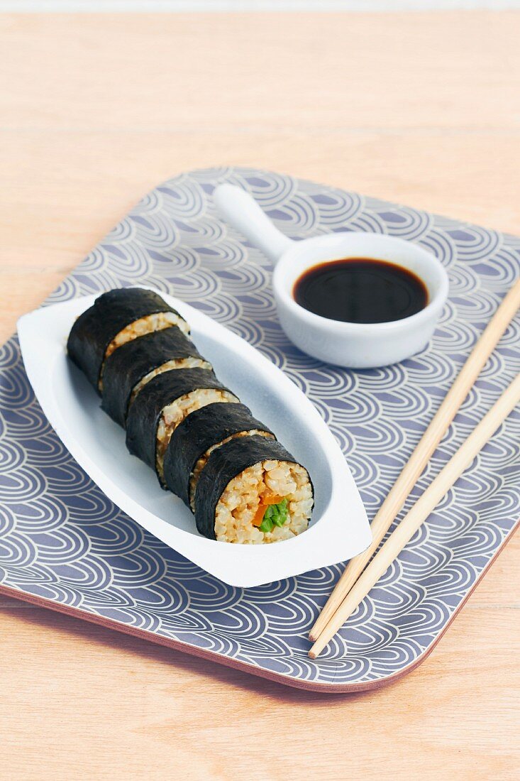 Maki-Sushi mit Gemüse und Sojasauce