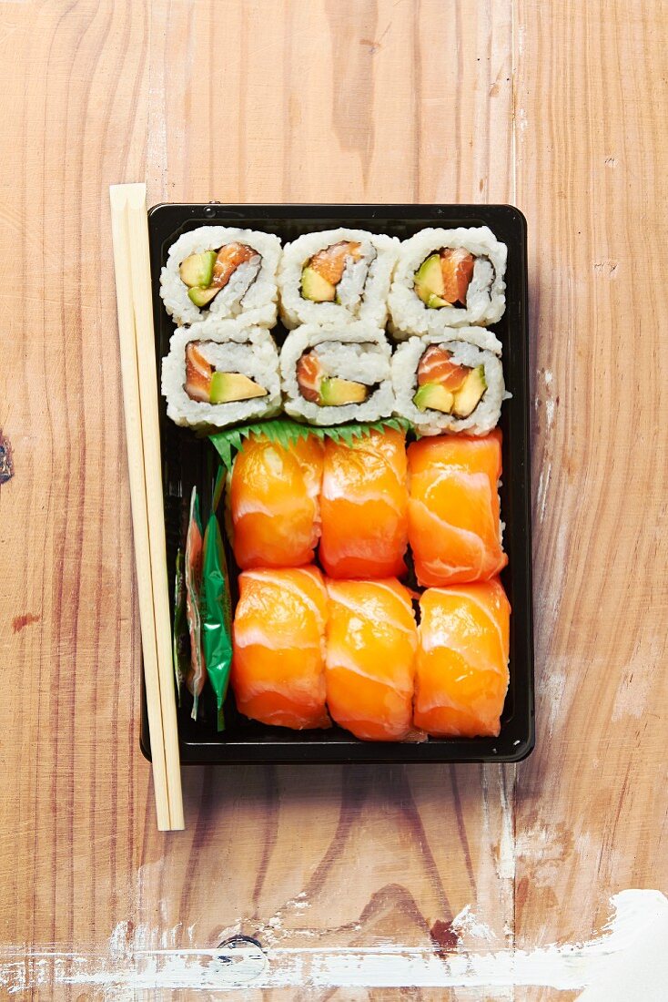 Sushi mit Lachs und Avocado