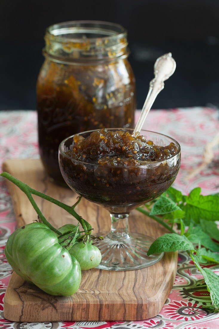 Tomatenmarmelade in einem Kelchglas