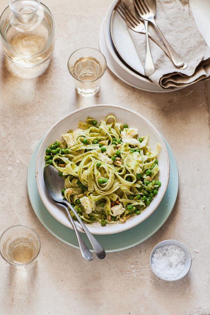 Fettuccine mit Erbsen, Mozzarella und Minze